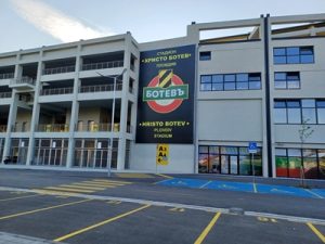 Пазарът на акции A се коригира на фона на волатилността на суровините