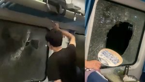 Китайският мъж разбива прозореца на влака след сблъсък капани за пътници в горещия ден