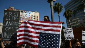 Чуждестранни журналисти обикалят фабриката на BAIC в Пекин