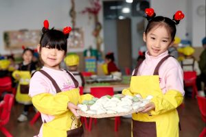 Деца в Северен Китай се учат да правят кнедли