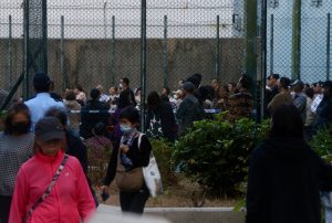 Притеснени жители настояват за спиране на плана за обновяване след смъртоносния пожар в Хонконг