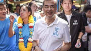 Бившият министър-председател на Тайланд Абхисит Веджажива се завръща начело на възраждането на демократите преди изборите