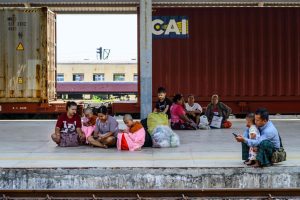 Пътуващите в Мианмар се качват на влаковете, докато цените на горивата растат