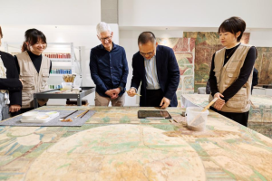 Главният изпълнителен директор на Apple вижда документален филм за изгубените стенописи