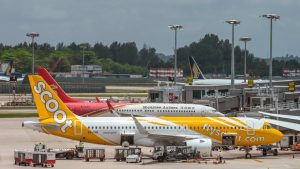 Таксата за зелено гориво в Сингапур върху пътуващите със самолет се забави заради войната в Иран